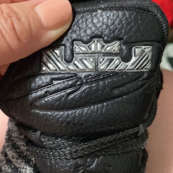 EUC 2018 Nike LeBron James 16 Ashes Black White Oreo Mens Basketball Shoes - Picture 4 of 10